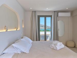 a bedroom with a bed with towels on it at Kali Naousa in Naousa