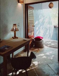 a desk with a lamp and a chair in a room at Villa Cajuiero Inn in Prea
