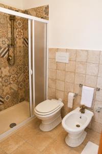 ein Badezimmer mit Toilette, Dusche und Waschbecken in der Unterkunft Grimaldi B&B in San Vito lo Capo