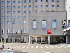 an office building with a ups sign in front of it at ibis Sao Paulo Interlagos in São Paulo