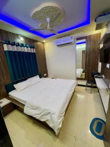 a bedroom with a white bed and a blue ceiling at Hotel sagar inn in Ajmer +1 photo