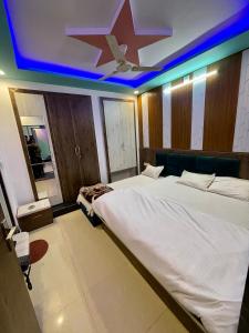 a bedroom with a large bed with a blue ceiling at Hotel sagar inn in Ajmer