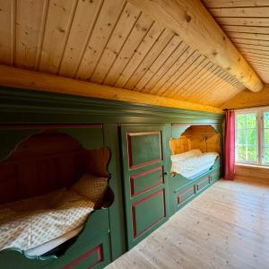 a room with two bunk beds in a cabin at Cabin in Tuddal in Hjartdal