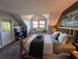 a bedroom with a large bed in a room at The Wandering Antler - Bragg Creek in Bragg Creek