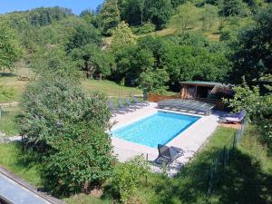 an overhead view of a swimming pool with lounge chairs at Maison d'hôtes La Cerisaie in Breitenbach +9 photos