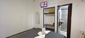 a small room with a bed and a mirror at new bv carlos paz in Villa Carlos Paz