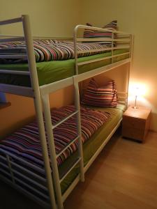 two bunk beds in a room with a lamp at FerienFuchs in Gundersheim