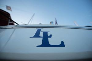 ein Schild an der Seite eines Bootes mit dem Buchstaben l in der Unterkunft Solymar Greece Yachting. m/y "LL" in Athen