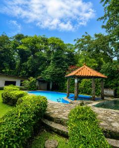 a gazebo next to a swimming pool at Hotel Rincón Vallero in Valle de Anton