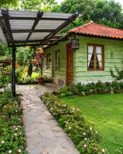 a small green house with a pathway in front of it at Hotel Rincón Vallero in Valle de Anton