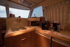 Kitchen o kitchenette sa Solymar Greece Yachting. m/y "LL"