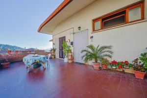 eine Terrasse mit einem Tisch und einigen Topfpflanzen in der Unterkunft Casa Stefano in Casperia