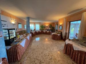 a restaurant with tables and chairs in a room at Hotel Panoramica in Bardolino