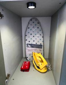 a room with a surfboard and a red box at Studio Luna Rose in Merville