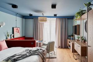 a bedroom with a bed and a table and a chair at Schwan Locke in Munich