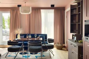 a living room with a dining room table and chairs at Schwan Locke in Munich