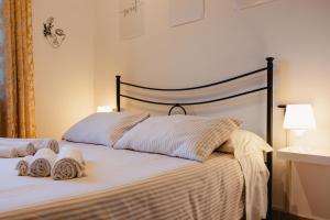 ein Schlafzimmer mit einem Bett, auf dem Handtücher liegen in der Unterkunft Casa Stefano in Casperia