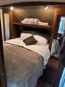 a small bedroom with a bed in a room at Florida VIBE in Homosassa Springs