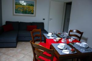 comedor con mesa y sofá en La Fontana, en Comiso