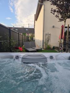 a jacuzzi tub in a backyard with water at La Villa M77 in Boitron