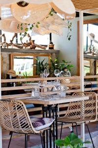ein Esszimmer mit Tisch und Stühlen in der Unterkunft Hotel Plein Large in Bandol