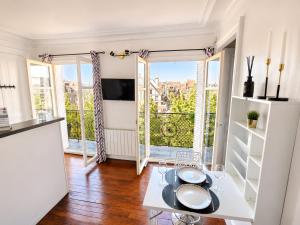 a living room with a view of a balcony at Le cœur de Troyes - Appartement & Studio in Troyes