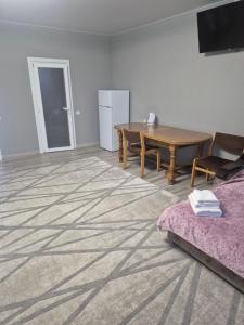 a living room with a table and a dining room at Oasis in Edineţ