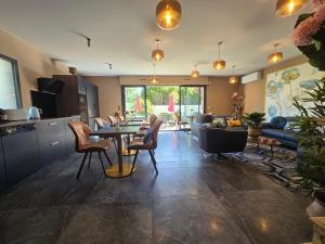 a kitchen and living room with a table and chairs at La Villa M77 in Boitron