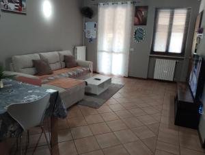 a living room with a couch and a table at Casa Maria 3 in Cigole