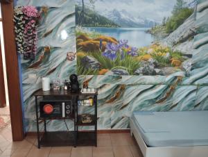 a room with a painting on the wall at Casa Maria 3 in Cigole +17 photos