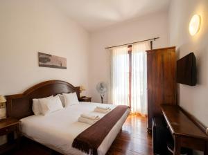 a bedroom with a bed with towels on it at Tamahuche Hotel Rural in Vallehermoso