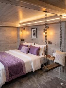 a bedroom with a swinging bed with a desk at Bulevard Stefan 64#11 Chill Hotel in Chişinău