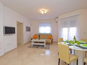 TV a/nebo společenská místnost v ubytování Apartments Medulin 396