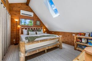 Llit o llits en una habitació de Elk Pointe Chalet
