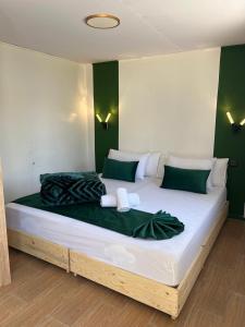 a large bed in a room with green walls at Auberge de Chez Momo in Asilah