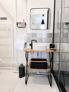 a bathroom with a sink and a mirror at Le cœur de Troyes - Appartement & Studio in Troyes +23 photos