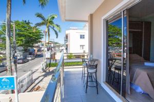 a balcony with a bar and a view of a street at POUSADA JURERE in Florianópolis