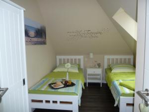 1 dormitorio con 2 camas y mesa. en Fewo Baltic Dreams, en Börgerende-Rethwisch