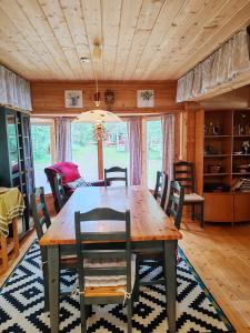 a dining room with a wooden table and chairs at Villa Niki in Telataipale
