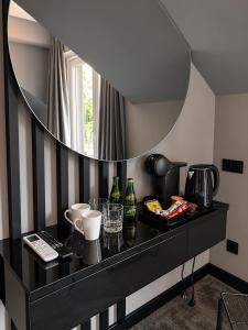 a room with a black counter with a round mirror at Willa Czarny Puzzel in Tarnowska Wola