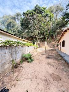 an empty yard next to a brick wall at Sítio Sombra da Figueira in Paty do Alferes