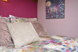a bedroom with a bed with a pillow and a painting at 1 Bed in Gainsborough oc-66230 in Heapham