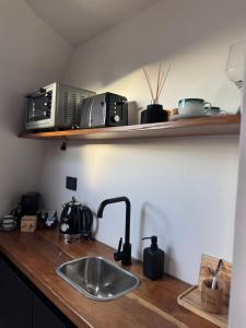 a kitchen counter with a sink and a microwave at Glamping Astrapia - Cafayate in Cafayate