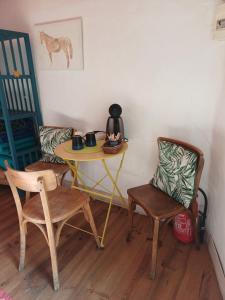 a table and two chairs in a room with a table and chairs at Loft 5 personnes dans ferme provençale in Ongles