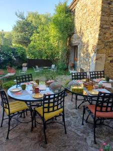 a group of tables and chairs with food on them at Loft 5 personnes dans ferme provençale in Ongles
