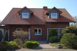 a red brick house with a red roof at Wohlfühlapartment in Minden in Minden