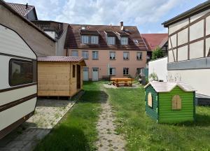 a yard with a house and a dog house at Fewo Backboard in Röbel