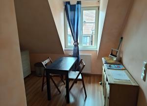 a desk with a chair and a window in a room at Fewo Backboard in Röbel