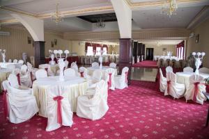 a banquet hall with white tables and chairs at Hotel Mondial - Baia in Baia