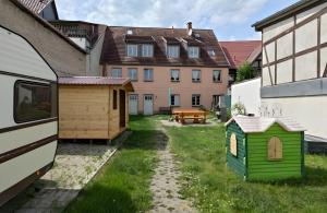 a backyard with a dog house and a building at Fewo Steuerboard in Röbel